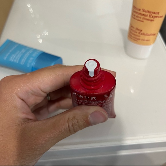 *FREE with any purchase* bundle of 3 Clarins products - Picture 3 of 4